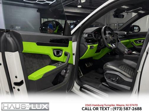 2022 Lamborghini Urus Pearl Capsule