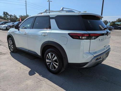 Pearl White Tricoat 2023 Nissan Pathfinder SL FWD