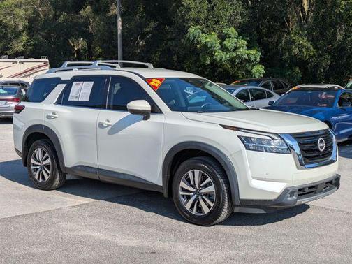Pearl White Tricoat 2023 Nissan Pathfinder SL FWD
