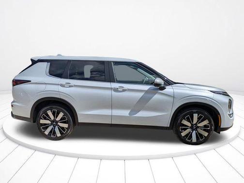White Diamond 2026 Mitsubishi Outlander SE