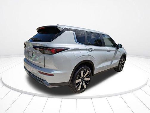 White Diamond 2026 Mitsubishi Outlander SE