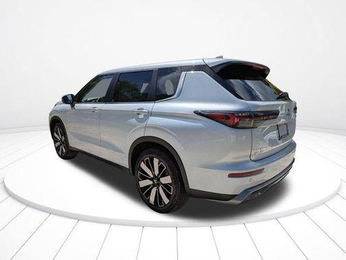 White Diamond 2026 Mitsubishi Outlander SE