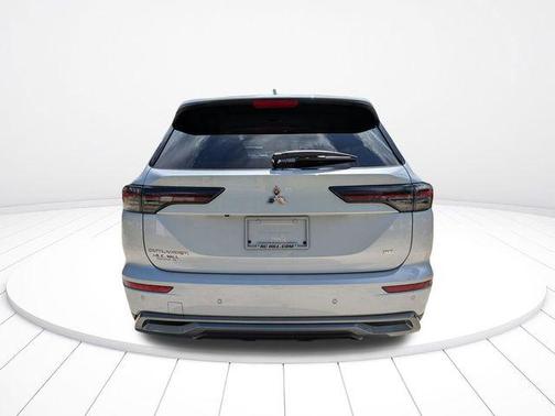 White Diamond 2026 Mitsubishi Outlander SE
