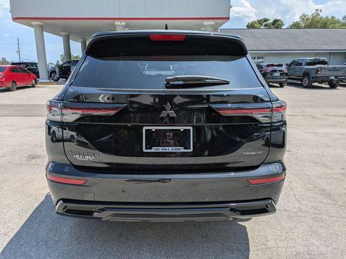 Black Diamond 2026 Mitsubishi Outlander LE