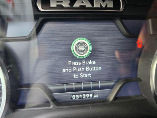 Diamond Black Crystal Pearlcoat 2022 RAM 1500 Big Horn/Lone Star