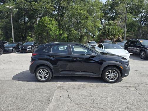 Abyss Black Pearl 2023 Hyundai KONA SE