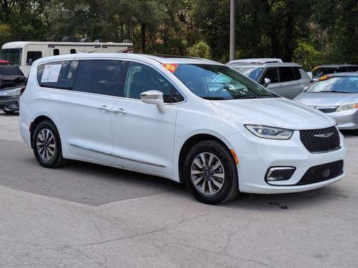 Bright White Clearcoat 2022 Chrysler Pacifica Hybrid Limited