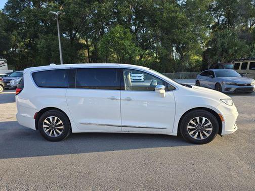 Bright White Clearcoat 2022 Chrysler Pacifica Hybrid Limited