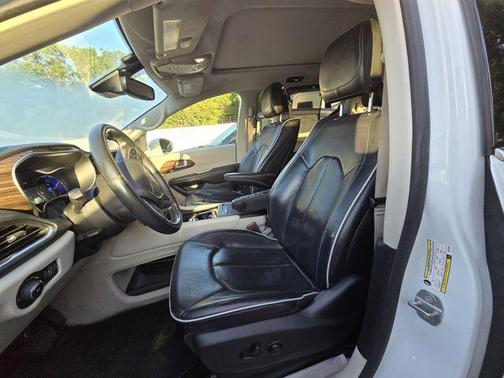 Bright White Clearcoat 2022 Chrysler Pacifica Hybrid Limited