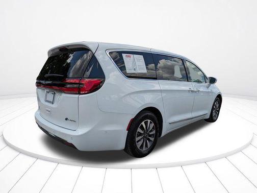 Bright White Clearcoat 2022 Chrysler Pacifica Hybrid Limited