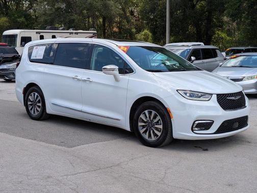Bright White Clearcoat 2022 Chrysler Pacifica Hybrid Limited