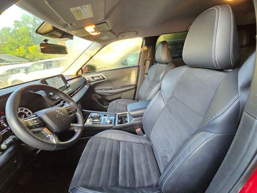 Red Diamond 2022 Mitsubishi Outlander SE