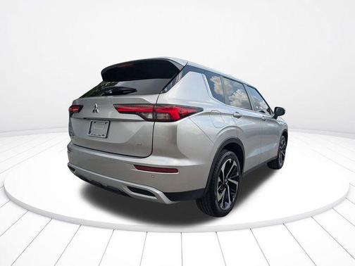Alloy Silver Metallic 2024 Mitsubishi Outlander SE 2.5 2WD