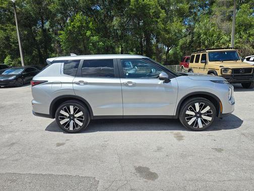 Alloy Silver Metallic 2025 Mitsubishi Outlander SE 2.5 2WD