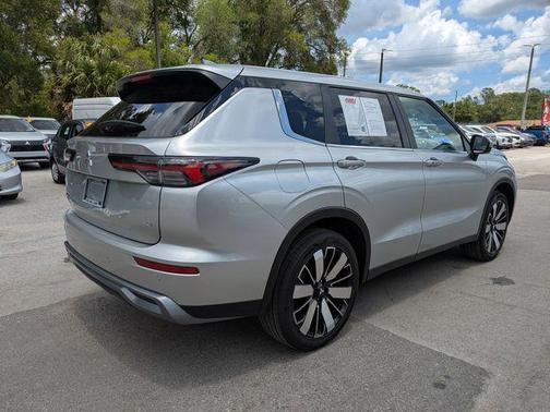 Alloy Silver Metallic 2025 Mitsubishi Outlander SE