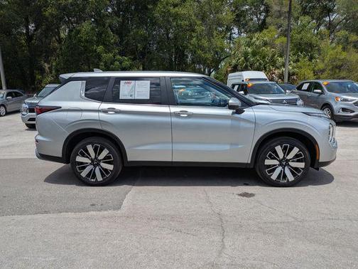 Alloy Silver Metallic 2025 Mitsubishi Outlander SE