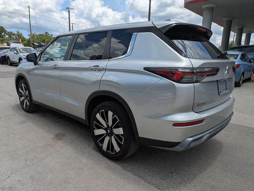 Alloy Silver Metallic 2025 Mitsubishi Outlander SE