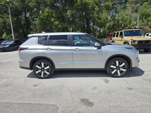 Alloy Silver Metallic 2025 Mitsubishi Outlander SE 2.5 2WD