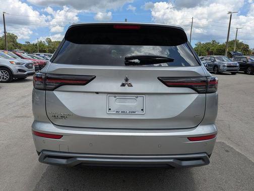 Alloy Silver Metallic 2025 Mitsubishi Outlander SE