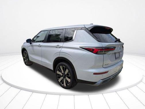 White Diamond 2026 Mitsubishi Outlander SE