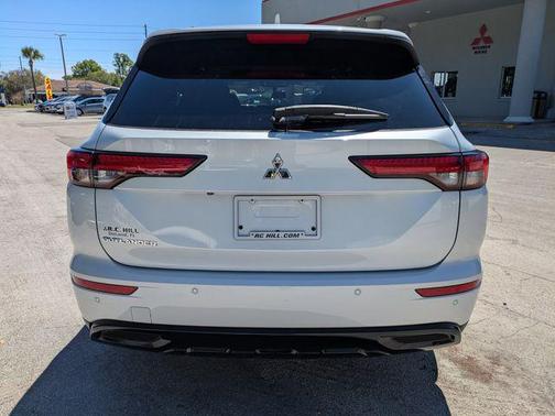2022 Mitsubishi Outlander Black Edition 2WD