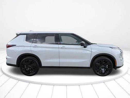 White Diamond 2026 Mitsubishi Outlander SE