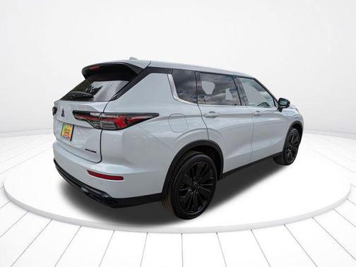 White Diamond 2026 Mitsubishi Outlander SE