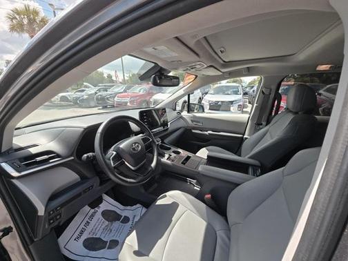 2023 Toyota Sienna XLE 8 Passenger