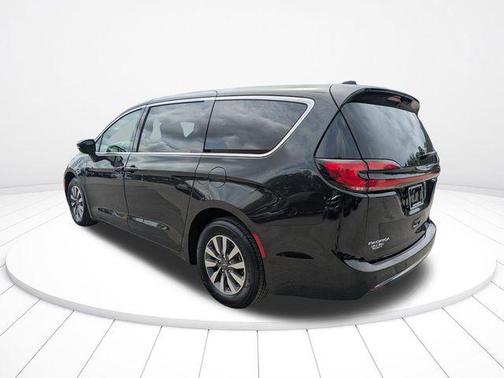 Brilliant Black Crystal Pearlcoat 2023 Chrysler Pacifica Hybrid Touring L