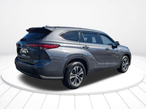 Magnetic Gray Metallic 2022 Toyota Highlander XLE
