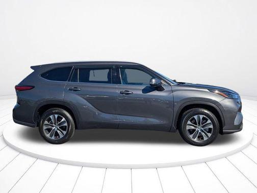 Magnetic Gray Metallic 2022 Toyota Highlander XLE