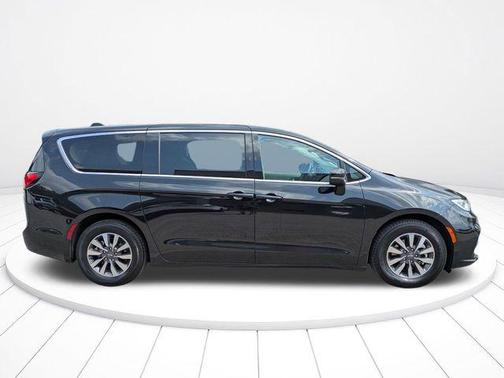 Brilliant Black Crystal Pearlcoat 2023 Chrysler Pacifica Hybrid Touring L