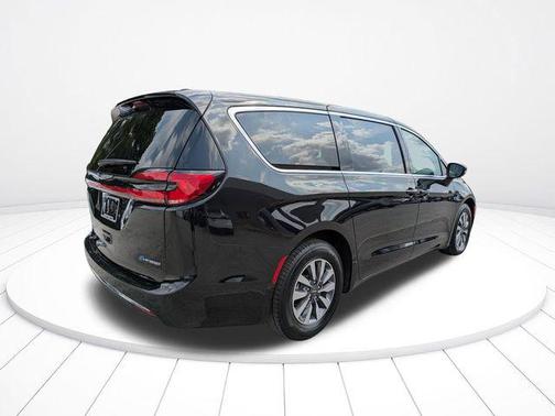 Brilliant Black Crystal Pearlcoat 2023 Chrysler Pacifica Hybrid Touring L