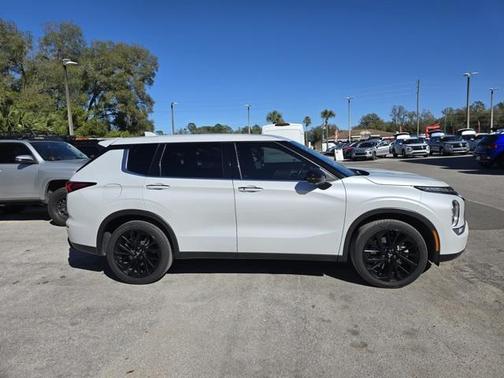 2024 Mitsubishi Outlander SE Black Edition w/Pano Roof S-AWC