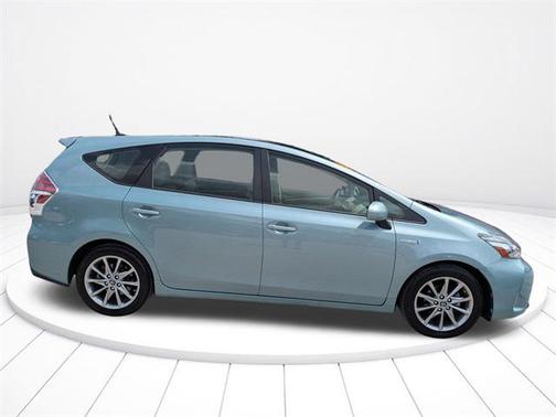 2017 Toyota Prius v Five
