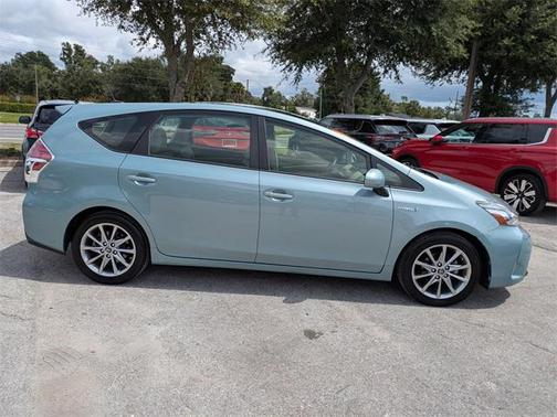 2017 Toyota Prius v Five