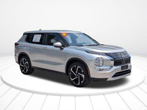 Gray 2024 Mitsubishi Outlander SE