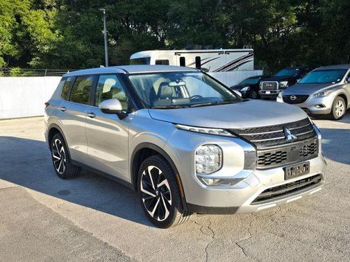 Gray 2024 Mitsubishi Outlander SE