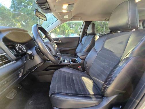 Gray 2024 Mitsubishi Outlander SE