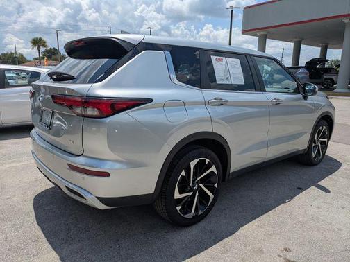 Gray 2024 Mitsubishi Outlander SE