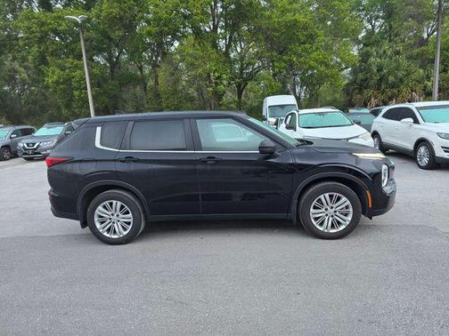 Labrador Black Pearl 2023 Mitsubishi Outlander ES 2.5 2WD