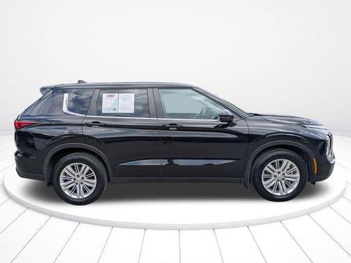 Labrador Black Pearl 2023 Mitsubishi Outlander ES 2.5 2WD