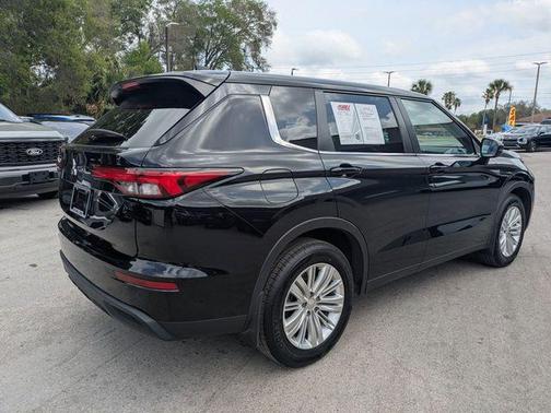 Labrador Black Pearl 2023 Mitsubishi Outlander ES 2.5 2WD