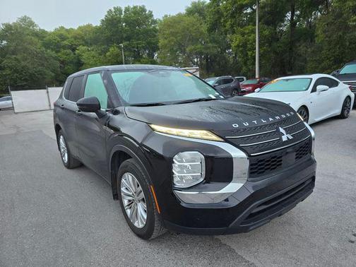 Labrador Black Pearl 2023 Mitsubishi Outlander ES 2.5 2WD