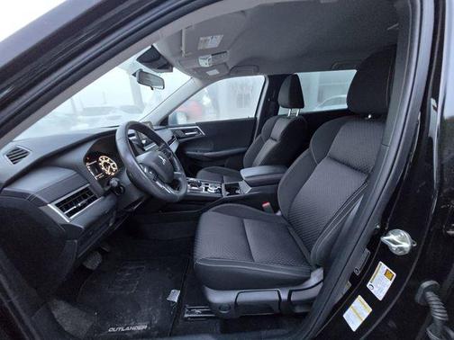 Labrador Black Pearl 2023 Mitsubishi Outlander ES 2.5 2WD