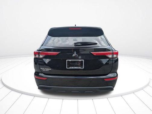 Labrador Black Pearl 2023 Mitsubishi Outlander ES 2.5 2WD