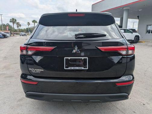 Labrador Black Pearl 2023 Mitsubishi Outlander ES 2.5 2WD
