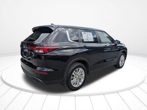 Labrador Black Pearl 2023 Mitsubishi Outlander ES 2.5 2WD