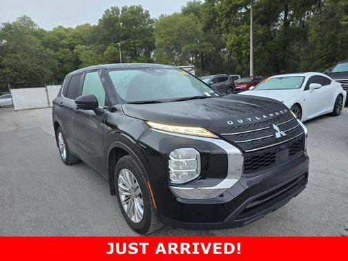 Labrador Black Pearl 2023 Mitsubishi Outlander ES 2.5 2WD