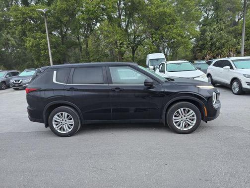 Labrador Black Pearl 2023 Mitsubishi Outlander ES 2.5 2WD